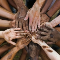 grupa-ludzi-z-blotem-na-rekach (