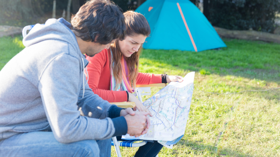 para-sprawdzanie-mapy-w-parku (1) (1)